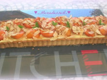 Tarte abricots pochés à la vanille sur crème pâtissière au basilic