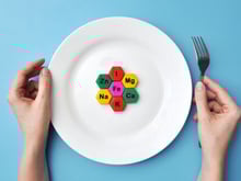 Tu as les ongles cassants et tu es essoufflé en montant les escaliers ? Voici ce qu'il faut manger pour aller mieux