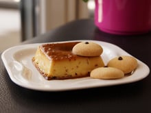 Crème caramel au safran et à la cardamome avec ghoriba aux clous de girofle