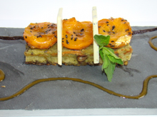 Brochette d'abricots à la vanille et sésame noir, sur un pain de Gêne au thé Matcha et cacaotines, coulis d'abricots