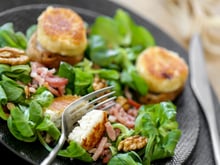 Avec cette recette hyper simple, réalisez vos propres chèvres chauds maison pour agrémenter vos salades