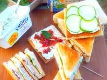 Club Sandwich Harrys au St Môret®, zaatar et poulet à la mélasse de grenade