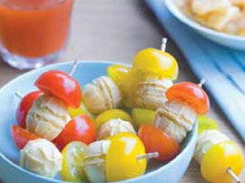 Petites brochettes de tomates cerise et gaufrettes au fromage