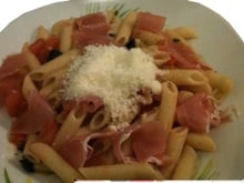 Salade de Pennes, tomates fraîches et parmesan