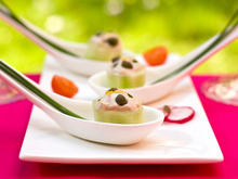 Cuillères apéritives de concombre aux fromagèrex Thon & St Môret Coraya