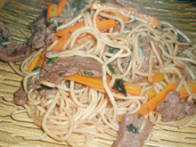 Nouilles sautées au bœuf, carottes et basilic thaï