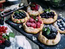 Tartelettes rustiques à l'amande, fraises, framboises, mûres et myrtilles