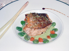 Pavé de rascasse poêlé 'miel et citronnelle', coulis de petits pois, verveine et févettes