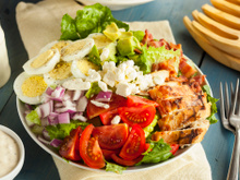 Salade Waldorf, Cobb ou César : connaissez-vous vos classiques US ?