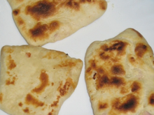 Naans au jambon et fromage fondu