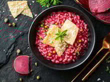 Oubliez la recette classique avec ces 8 délicieuses déclinaisons de risotto aux légumes de printemps