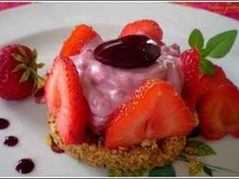 Entremet individuel aux fraises et son croustillant biscuité