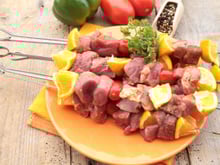 Brochettes de canard aux légumes et fruits d’été : la recette gourmande de Cyril Lignac à tester avant la rentrée