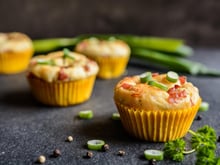 Ni poêle, ni cocotte : ces œufs cuits dans des moules à muffins vont surprendre vos invités pour l’apéro !