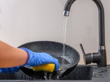 Comment retirer le film gras sur les poêles ? Voici notre astuce !