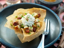 Pastilla de poulet aux herbes et chantilly