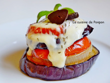 Petite tour de tomate, aubergine et oignon