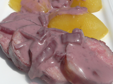 Saucisson au vin rouge sur barbecue.