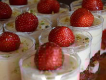 Verrines fraise, pistache, spéculoos et crème légère