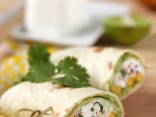 Wraps de fromage de chèvre frais, mangue et avocat