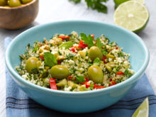 Salade de quinoa aux olives vertes comme un taboulé
