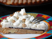Gâteau façon tarte poire, gelée de vin et mousse de roquefort