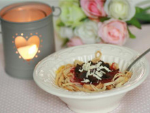Spaghettis de crêpes à la bolognaise de fraises et brownie