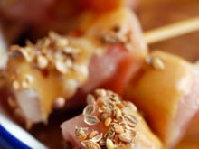 Petites brochettes au poulet mariné à la moutarde parfumée