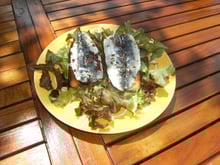 Sardines citronnées sur pains grillés aillés