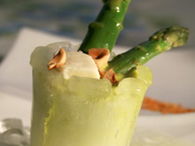 Gaspacho d'asperges vertes des Landes aux noisettes, chutney glacé gingembre-fromage blanc