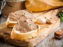 Économique et savoureuse : voici la recette de mousse de foie de volaille, parfaite pour votre apéritif de Noël !