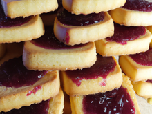 Biscuit de Savoie fourré à la confiture de cerise