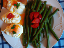 Haricots verts à la mousseline de tomates et œufs mollets
