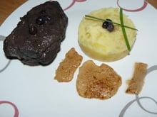 Pavé de sanglier et son jus de viande au vin rouge et myrtilles, écrasé de pommes de terre et poire épicée