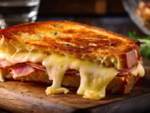 Simple et rapide : cette recette de croque-monsieur raclette va réchauffer votre hiver !