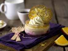 Clafoutis cerises griottes, mousse chocolat blanc, éclat de vanille et tuiles à l’orange