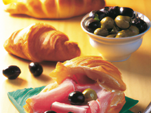Croissant jambon cru et olives
