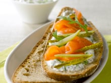 Tartines saumon fumé, aneth au pain de seigle
