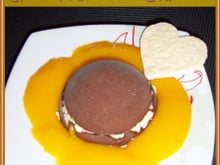 Dôme glacé chocolat meringues, coulis de mangue