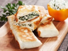 “J’ai testé c’était bien gourmand”, cette diététicienne partage sa recette de pains fourrés à la feta et aux épinards