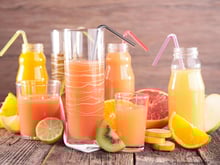 Non, les jus de fruits et smoothies ne sont pas à bannir, bien au contraire, selon cette diététicienne