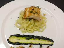 Filet de cabillaud, tagliatelles de courgettes et sa sauce bleue noix