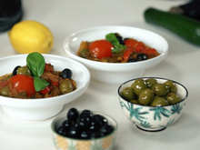 Mélange ensoleillé de légumes aux olives