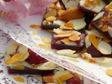 Chocolats de Pâques à la confiture de cerise et fraise aux amandes