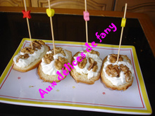 Madeleine à la Fourme d'Ambert et aux noix