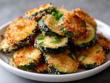 "Tu as cette merveille" : cette recette de chips de courgettes-parmesan au four fait un carton à l’apéro !