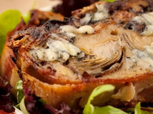 Terrine tiède de Fourme d'Ambert pommes fruit, artichauts et jambon pays, salade d'endive et betterave