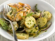 Salade de Ratte aux gambas, à la coriandre et à l'oignon rouge