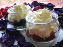 Tapis de fruits rouges à la mousse d'Ylang-Ylang...