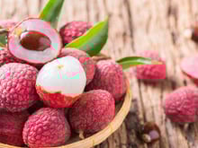 Voici la question à poser à votre primeur pour savoir comment choisir des litchis bien sucrés et juteux !